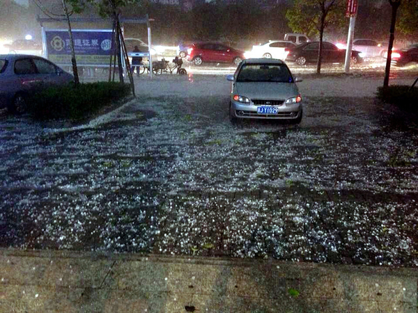 浙江臺州遭遇特大冰雹-如大雪鋪滿地面3