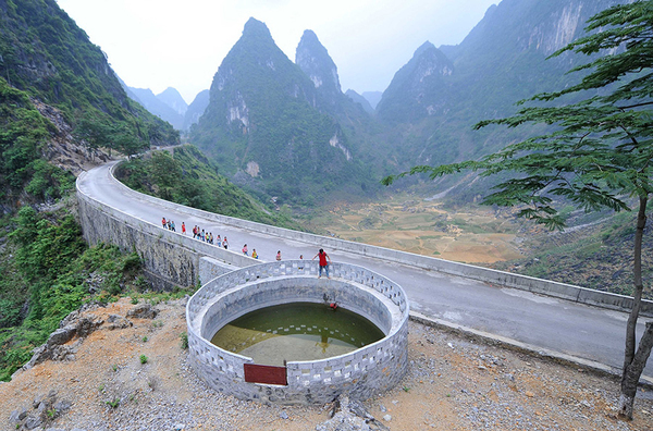 廣西凌云縣山區(qū)小學(xué)缺水-學(xué)生帶水上學(xué)7