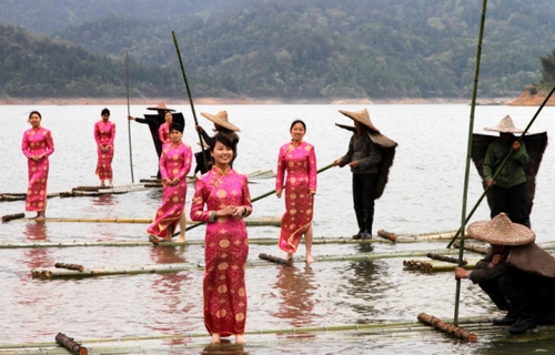 4月28日，江西省靖安縣羅灣鄉(xiāng)長埠村農(nóng)民為游客表演客家山歌。