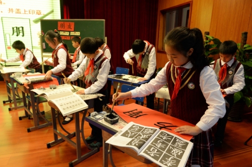 4月29日，上海市第一師范附屬小學的學生們在“書法名家進校園”活動上練習書法。