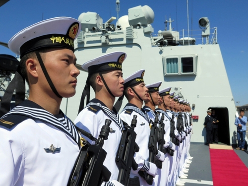 5月5日，在突尼斯拉古萊特港，中國海軍第十六批護(hù)航編隊(duì)?wèi)?zhàn)士列隊(duì)展示。