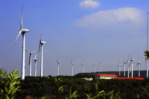 這是5月6日拍攝的山東煙臺(tái)棲霞唐山風(fēng)電場。