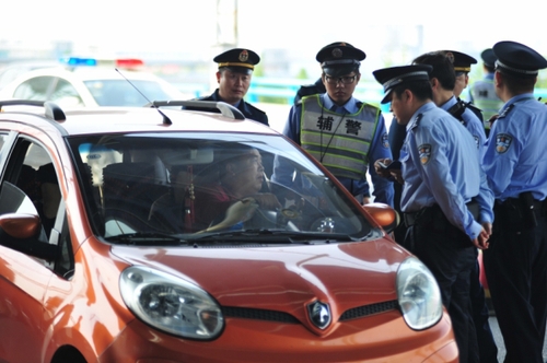 5月8日，民警在浦東機(jī)場閘道口隨機(jī)對車輛進(jìn)行檢查。