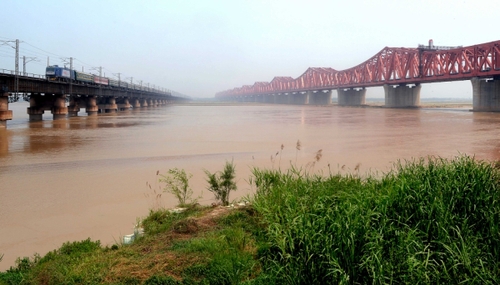 左側(cè)是即將“退役”的京廣鐵路鄭州黃河大橋，右側(cè)是新建的鄭焦城際鐵路黃河大橋（5月8日攝）。