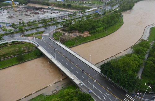 5月11日，深圳龍華文化廣場(chǎng)旁的河道水位暴漲。