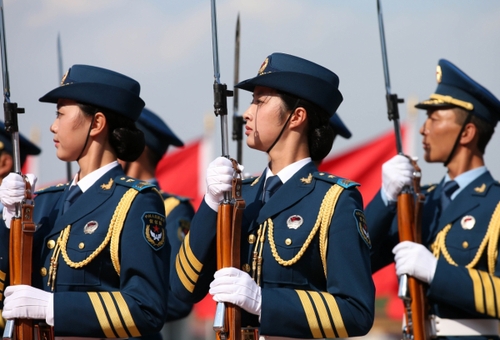 5月12日，我軍首批三軍女子儀仗兵亮相外交禮儀，接受中外領(lǐng)導人檢閱。