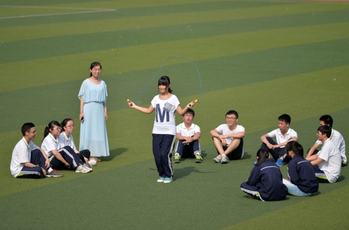 5月20日，河北邢臺一中高三畢業(yè)班的學生在操場上做運動。