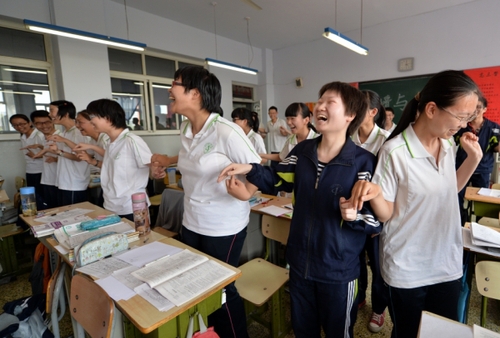 5月20日，河北邢臺一中高三畢業(yè)班的學生利用課余時間在教室里做減壓游戲。