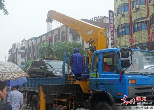 　2014年5月25日，湖南省邵東縣縣城因暴雨發(fā)生內(nèi)澇，車輛積水被淹后救援。