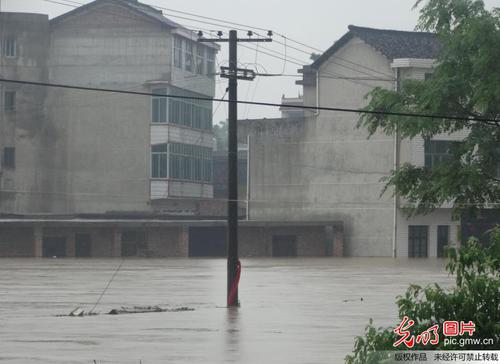 2014年5月25日，湖南省邵東縣大禾塘街道辦事處里安村群眾房屋在洪水中被淹。