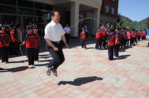 2014年5月28日上午，溫家寶在六道河中學(xué)參加課間操活動(dòng)時(shí)與學(xué)生們跳繩。