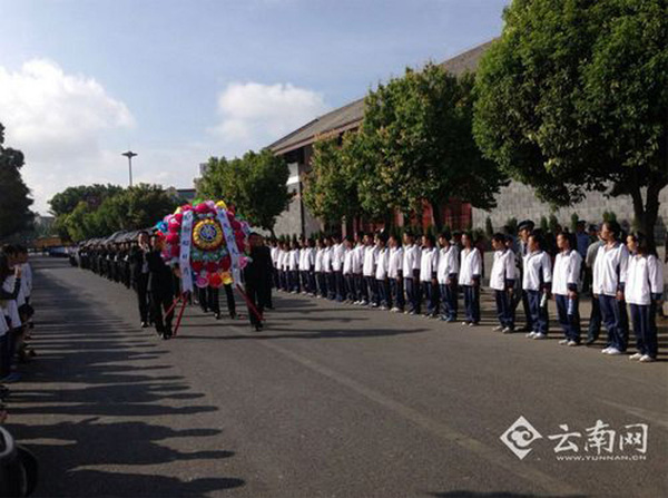 　6月12日，2014年“忠魂歸國”公益活動在云南省騰沖縣舉行。中國遠征軍在緬甸抗日陣亡將士的部分遺骸和墓地的壙兆土將被裝于24個骨灰罐，歸葬在云南省騰沖國殤墓園的中國遠征軍陣亡將士墓。此時，距離這些將士出國遠征，已過去了70馀年。圖片來源：云南網(wǎng)