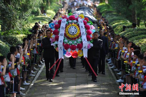 6月12日，2014“中國遠征軍抗日陣亡將士”公祭活動在云南騰沖舉行，從緬甸尋取的中國遠征軍抗日陣亡將士部分遺骸，歸葬在騰沖國殤墓園中國遠征軍抗日陣亡將士墓。中新社發(fā) 劉冉陽 攝