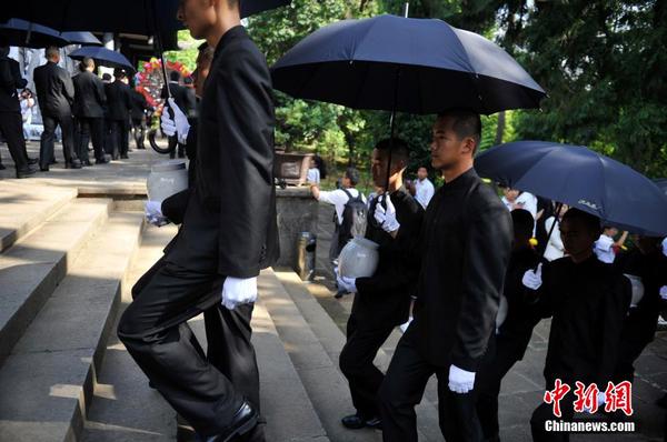 6月12日，2014“中國遠(yuǎn)征軍抗日陣亡將士”公祭活動(dòng)在云南騰沖舉行，從緬甸尋取的中國遠(yuǎn)征軍抗日陣亡將士部分遺骸，歸葬在騰沖國殤墓園中國遠(yuǎn)征軍抗日陣亡將士墓。中新社發(fā) 劉冉陽 攝3