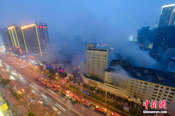 長沙一商品市場發(fā)生火災(zāi)-大火狂燒7小時4