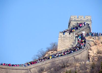 游客多不知去長(zhǎng)城可坐火車(chē)-公交站排起千人長(zhǎng)龍3