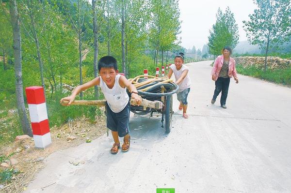 圖為大人晚上睡在提灌站旁，小孩拉著板車運水管…… 　　圖片來源：大河網(wǎng)