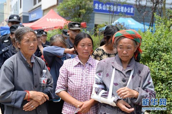 8月8日，魯?shù)榭h龍頭山鎮(zhèn)群眾自發(fā)前往儀式現(xiàn)場(chǎng)為英雄謝樵送行。