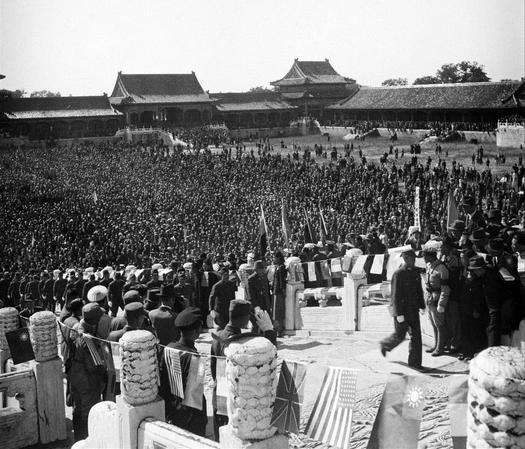 1945年10月10日，北平。中國戰(zhàn)區(qū)華北日本投降儀式在故宮太和殿舉行。日軍華北方面司令官根本博中將、中國受降主官孫連仲上將，分別簽字。當(dāng)日軍獻刀時，群眾山呼“中國萬歲！”簽字儀式結(jié)束后，使用之桌椅文具均移送歷史博物館收藏。