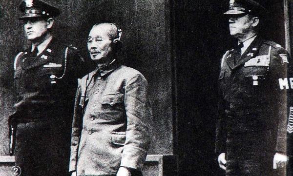 東條英機等7人的絞刑在1948年12月22日執(zhí)行，他們的尸體在火焚成灰以后，用軍艦撒到海里，任其隨風(fēng)飄去，使其無蹤跡可尋。圖為接受審判時的東條英機。