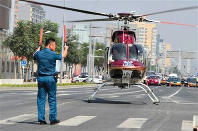 北京直升機降路口將心?；颊咚屯t(yī)院(組圖)