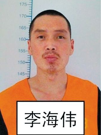 　逃跑時上穿淺藍色短袖警襯（無警銜和其他標志），下穿深色長褲，淺色鞋。