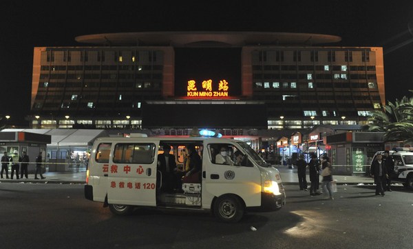 2014年3月1日晚，在昆明火車站，路上停著120救護(hù)車。