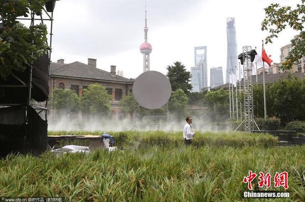 2014年9月14日，地處上海外灘源的圓明園路被布置成了一片“水稻田”，長(zhǎng)2、3百米、寬7、8米“水稻田”基本覆蓋了整條馬路。據(jù)悉，這些即將成熟的水稻是從市郊金山區(qū)運(yùn)抵過(guò)來(lái)，將作為一個(gè)商業(yè)活動(dòng)應(yīng)景的道具。