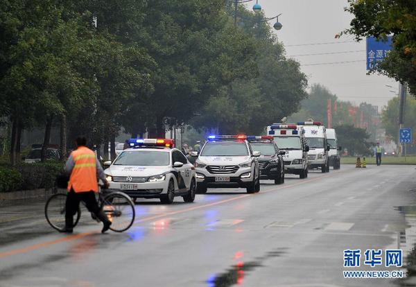 9月24日，押有被告人劉鐵男的車隊在廊坊經(jīng)濟技術(shù)開發(fā)區(qū)人民法院前的匯源道行駛。