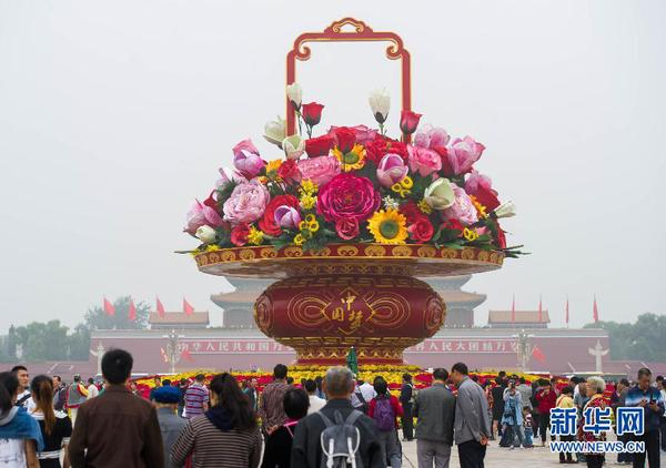 9月25日，游客在天安門廣場欣賞 “祝福祖國”花壇。當日早晨6時起，天安門廣場國慶花籃及花壇完整亮相。 新華社記者 羅曉光 攝2