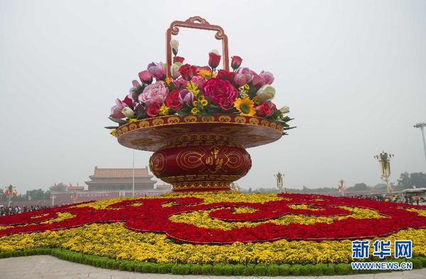 9月25日，游客在天安門廣場欣賞 “祝福祖國”花壇。當日早晨6時起，天安門廣場國慶花籃及花壇完整亮相。 新華社記者 羅曉光 攝