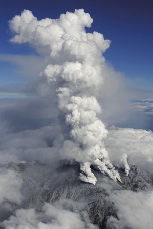 9月27日，位于日本長(zhǎng)野和岐阜縣之間的御岳山噴出火山灰。新華社發(fā)