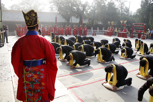 　孔子后裔代表以傳統(tǒng)釋奠祭祀叩拜禮形式表達了對圣祖孔子的追思之情。