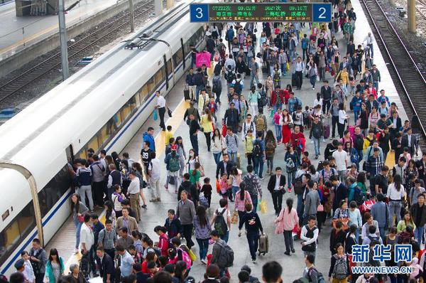 10月1日拍攝的合肥火車站出行的旅客。據(jù)合肥火車站介紹，該站預(yù)計當(dāng)天發(fā)送旅客16萬人次。當(dāng)日是國慶長假第一天，人們紛紛探親訪友或出游，全國多地出現(xiàn)出行高峰。 新華社記者 杜宇 攝