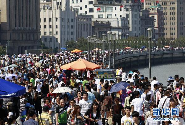 10月1日，游客在上海外灘游覽。當日是國慶長假第一天，全國各地旅游景點游人如織。 新華社記者 丁汀 攝