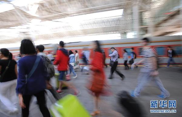 10月1日，旅客在安徽合肥火車站乘車。