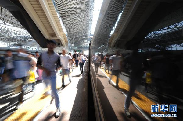 10月1日，旅客在安徽合肥火車站乘車。