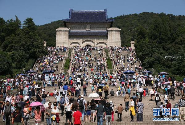 10月1日，游客在南京中山陵參觀游覽。