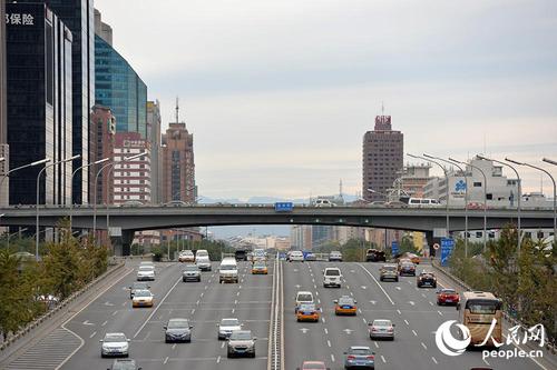 10月12日，在北京CBD，能一眼看到西山，北京大部分地區(qū)能見度都在20公里左右。