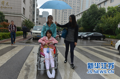 住院當天，路上下起了小雨，記者為她撐起了雨傘。