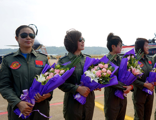 這是抵達(dá)珠海的空軍女飛行員（2014年11月5日攝）。