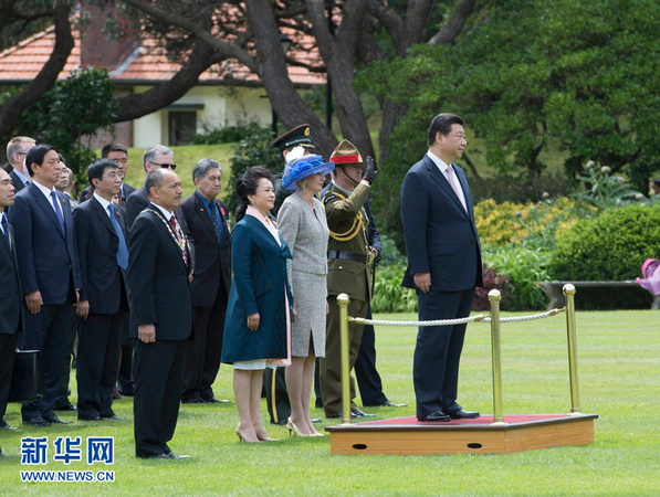 11月20日，中國國家主席習(xí)近平在惠靈頓總督府出席新西蘭總督邁特帕里舉行的歡迎儀式。這是習(xí)近平和夫人彭麗媛與邁特帕里總督夫婦在歡迎儀式上。新華社記者李學(xué)仁 攝