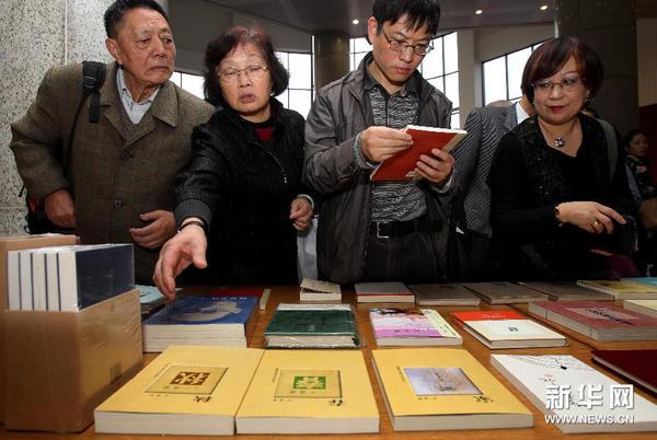 11月22日，觀眾在展會現(xiàn)場選購巴金作品。