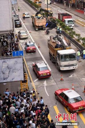 11月26日，香港警方協(xié)助法庭執(zhí)達(dá)主任在旺角彌敦道展開清障行動(dòng)，下午1點(diǎn)45分，彌敦道恢復(fù)雙向通車。 中新社發(fā) 張宇 攝