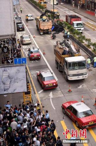 11月26日，香港警方協(xié)助法庭執(zhí)達(dá)主任在旺角彌敦道展開清障行動(dòng)，下午1點(diǎn)45分，彌敦道恢復(fù)雙向通車。 中新社發(fā) 張宇 攝