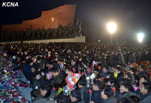 17日凌晨，朝鮮民眾前往平壤萬壽臺悼念金正日。