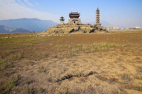 鄱陽湖湖底景觀“水落石出”5