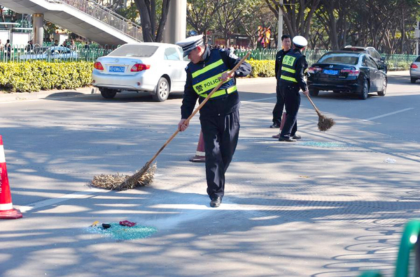 廈門一公交車起火造成數(shù)名乘客受傷　一名犯罪嫌疑人被控制3