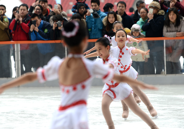 1月24日,“鳥巢歡樂冰雪季”在國家體育場“鳥巢”正式開啟，為申辦2022年冬奧會助力。游客們可以在“鳥巢歡樂冰雪季”體驗冰雪運動的樂趣。本報記者 齊波 攝