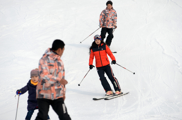 1月24日,“鳥巢歡樂冰雪季”在國家體育場“鳥巢”正式開啟，為申辦2022年冬奧會助力。游客們可以在“鳥巢歡樂冰雪季”體驗冰雪運動的樂趣。圖為自由式滑雪項目世界杯冠軍李妮娜和滑雪愛好者同場競技。本報記者 齊波 攝